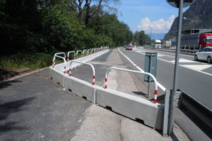 comune di ora 2017 - elementi mini new jerseiy con corrimano verniciato bianco e catarifrangenti rossi per delimitazione di un area stradale