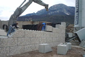 Bolzano- ottobre 2016: posa di dolomiti lego serie 800 pietra h. 4800 per sostegno rampa di carico materiale inerte su impianto di betonaggio mobile