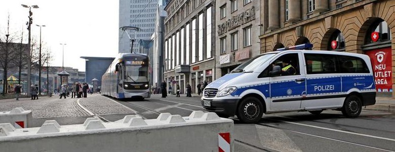 Dissuasori antiterrorismo - City Art Solutions 500 Mal hin und her Polizeifahrzeuge als mobile Sperren in Leipzig pdaBigTeaser