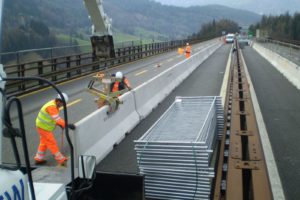 Passo del Brennero -Maggio 2013 : posa in opera su un viadotto dell' A22 con pinza automatica di movimentazione