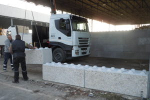 MILANO - novembre 2014: posa di dolomiti-lego serie 600 per divisori di materiali sotto capannoni