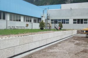 Condino - Maggio 2014 posa di dolomiti lego serie 600 per la costruzione di un'isola ecologica presso la multinazionale cham paper group