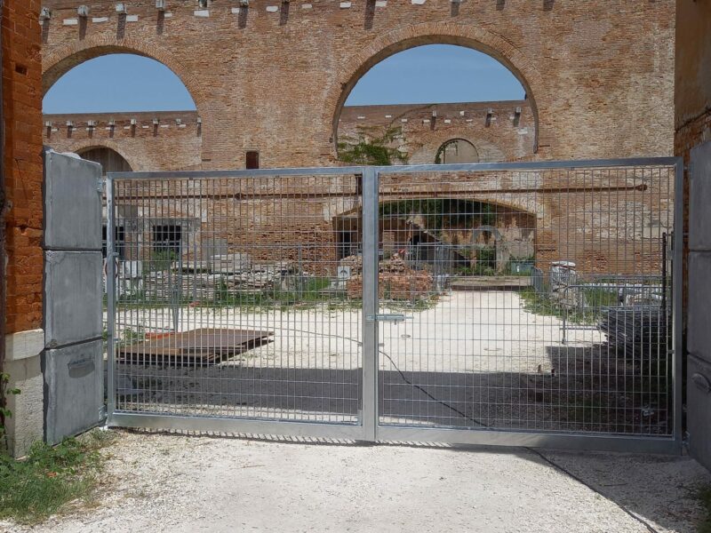 posa di cancelli con strutture portanti in eurolego serie 800 per chiusura dell'arsenale a Venezia