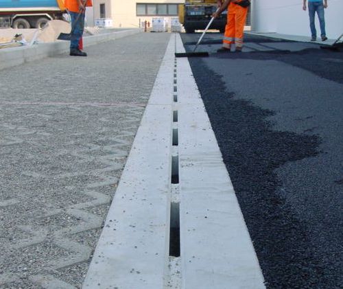 cantiere di Cantu' - novembre 2011: stesura asfalto a fianco di canali R20 F900 presso parcheggio concessionaria AUDI