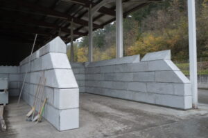 moduli eurolego serie 600 con tetti opposti laterali per la formazione di box contenimento materiali vari