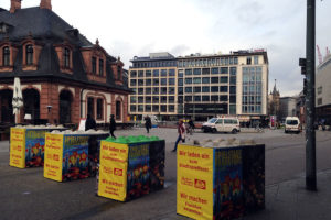 Francoforte: eurolego 800x800x1600 in doppia fila mimettizati con telo pubblicitario