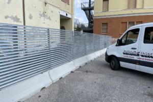 Trento. posa di mini new jersey con recinzione visual Trento. posa di mini new jersey con recinzione visual