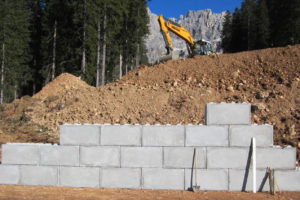 passo Carezza - Novembre 2015: euro-lego serie 800 alle pendici del gruppo del Rosengarten per la costruzione di spalle per un sottopassaggio sciatori