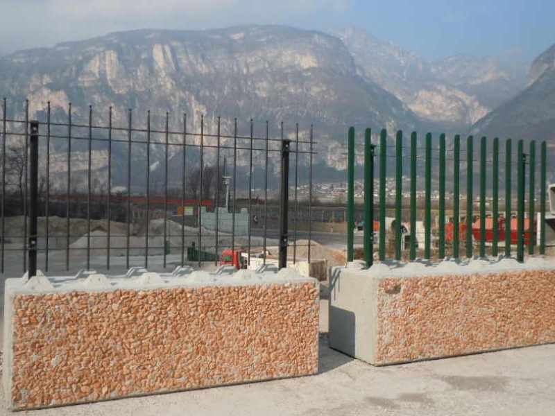 eurolego con rivestimento ciottoli "rosa veneziano"  con esempi di recinzioni civili di nuova generazione