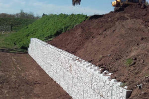 aprile 2016: posa di dolomiti-lego serie 800 pietra h. 2400 per sostegno di una scarpata nell'ambito della costruzione di una pista ciclabile