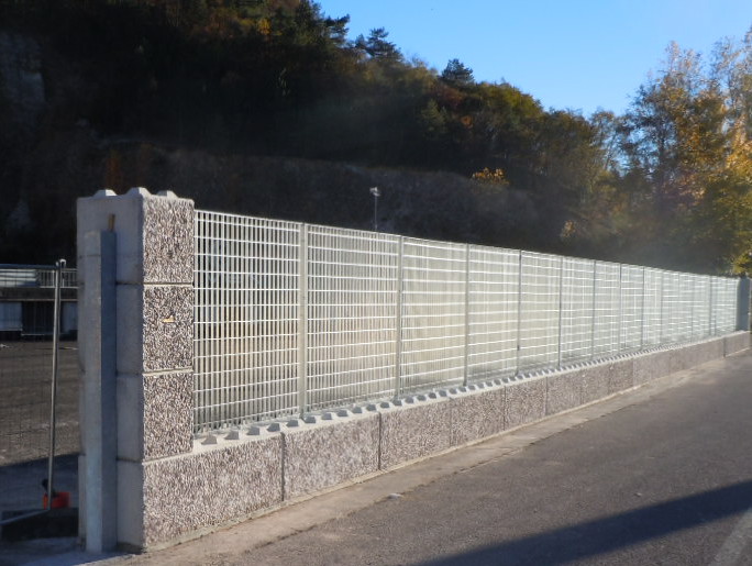 Trento 2016 posa in opera di recinzione industriale orsogrill su moduli dolomitilego con relativi capitelli