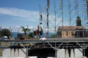 Udine - agosto 2012: lego serie 600 uso zavorre di sostegno palco itinerante
