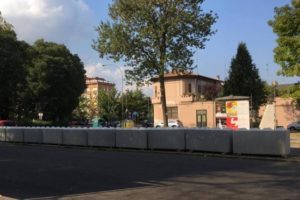 Modena: chiusura strada cittadina con eurolego 800x800x1600 da 2400 kg.