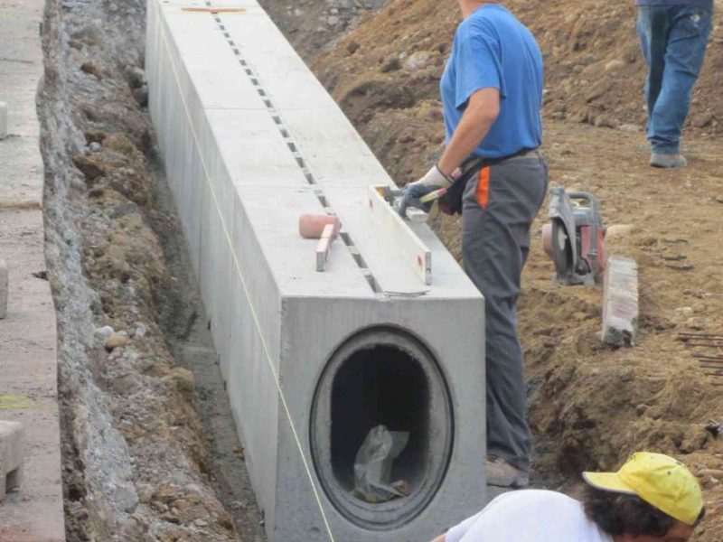novembre 2014: posa di canali a fessura R300x500 giganti F900 nei piazzali della ditta TRATER sottoposti a passaggi con autogru'
