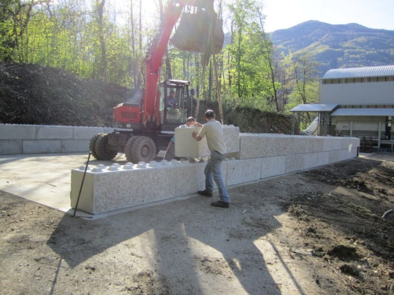 Lugano - maggio 2014 esempio di posizionamento di dolomiti-lego serie 600 usato come zavorra al montaggio di tettoia in un riciclaggio