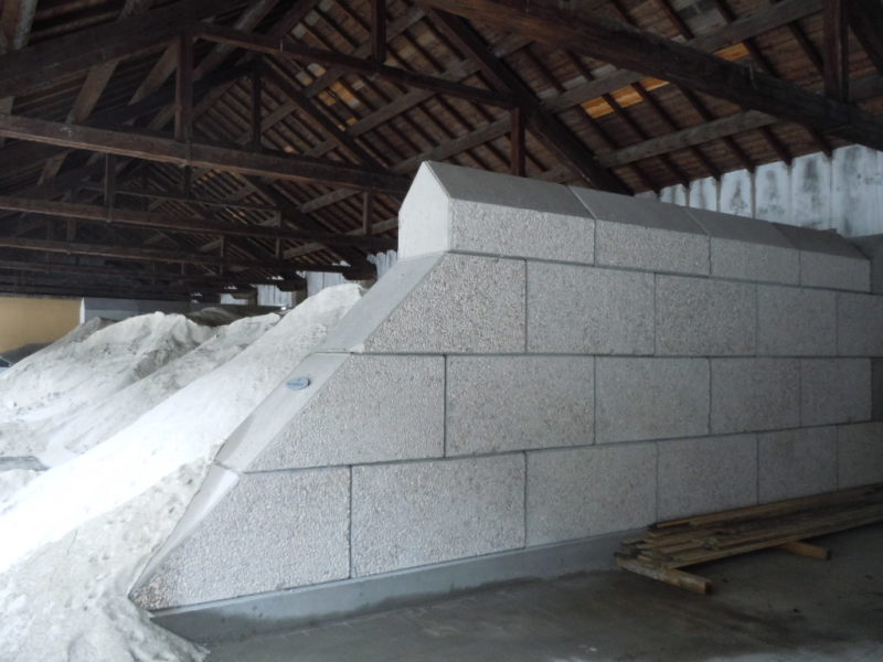 vista con silos pieno di sale