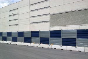 Cremona - maggio 2013: posa in opera di recinzione Grandi Lavori con colore personalizzato