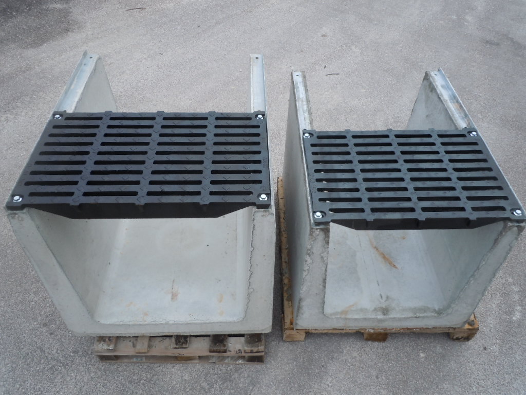 Channels with bolted “security” type grids, in D400 or E600 cement serie mammuth 600 700